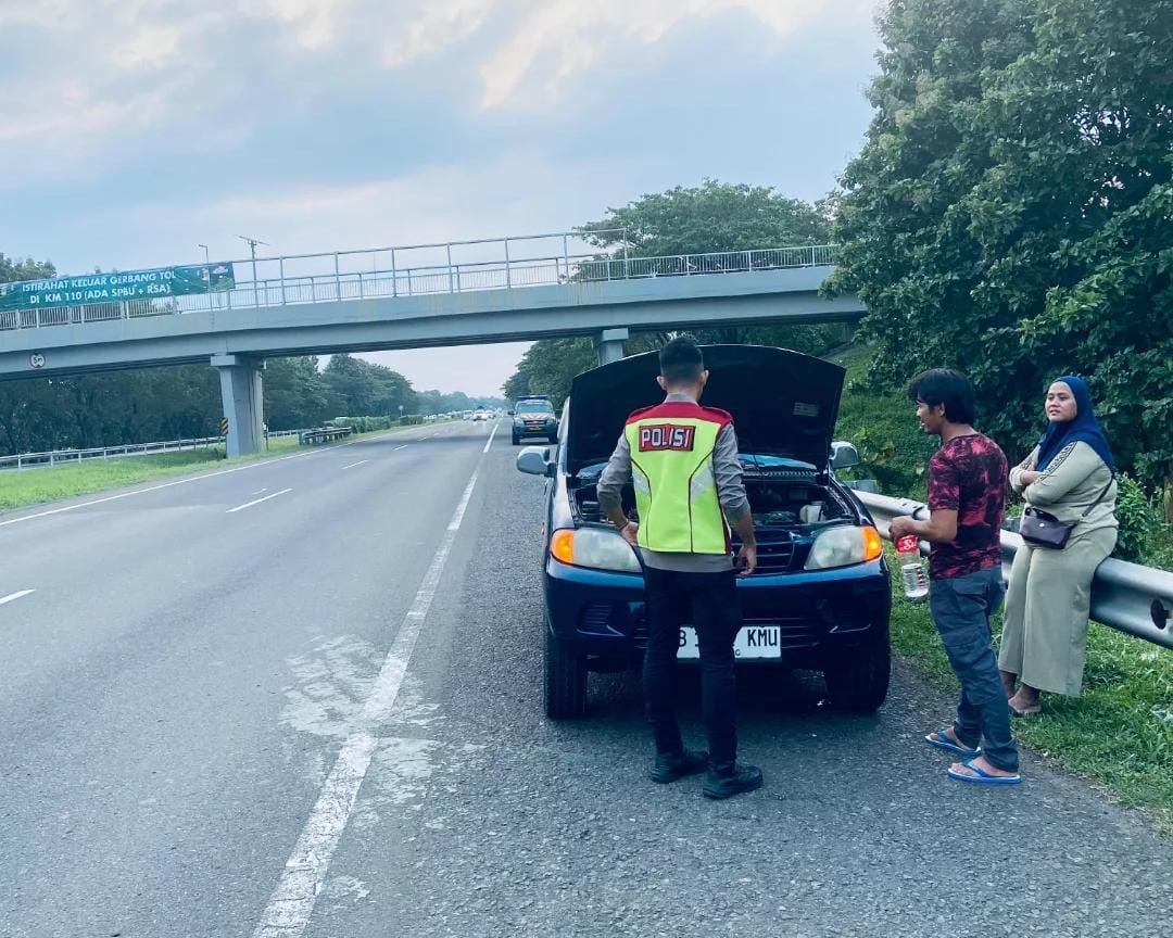 Personel Polsek Pagaden Siaga di Pos Pam Cipunagara, Patroli Hingga Tol dan Bantu Pemudik Mogok