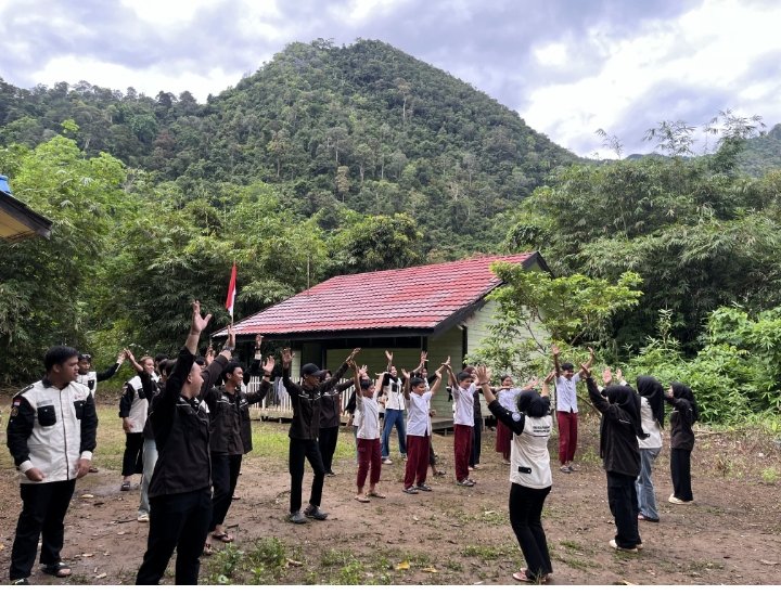 Mahasiswa UNIVSM Tembus Hutan Meratus, Tebar Literasi hingga Pedalaman Ambata