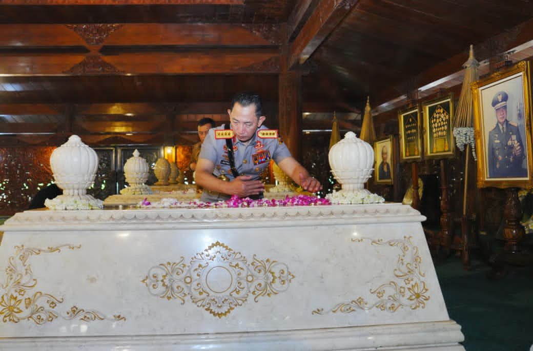 Usai Soekarno dan Gus Dur, Kapolri Ziarah-Tabur Bunga ke Makam Soeharto