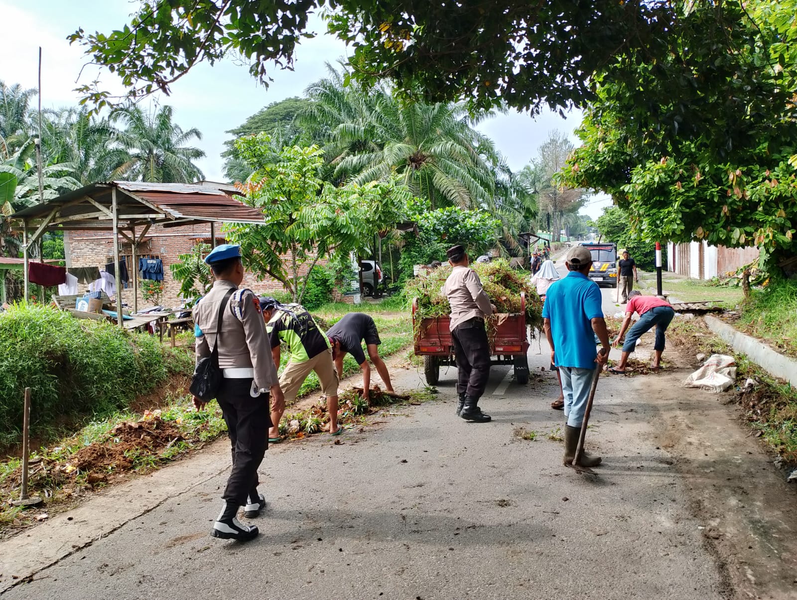 Polsek Pulau Raja Polres Asahan Gelar Gotong Royong Massal untuk Lingkungan yang Bersih dan Sehat